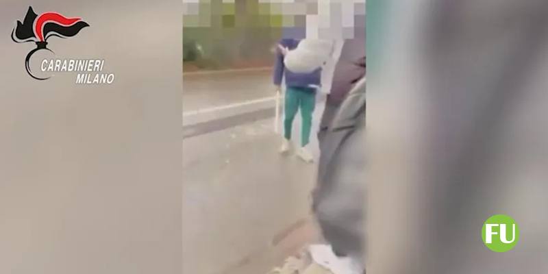 Il video dell'agguato con la spranga fuori dalla scuola