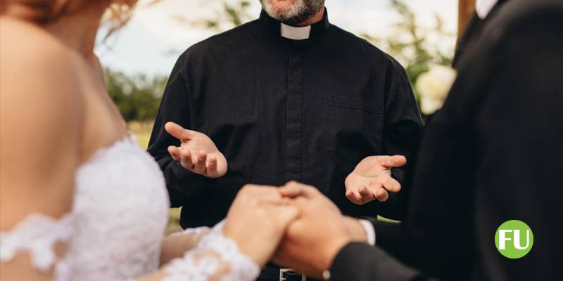 Tradisce il marito con il prete che ha celebrato le loro nozze tre mesi prima