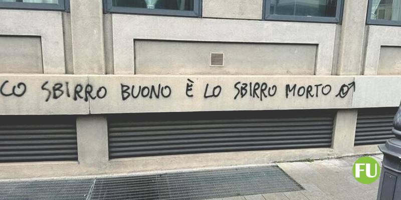 La scritta davanti alla questura di Padova: L'unico sbirro buono è lo sbirro morto